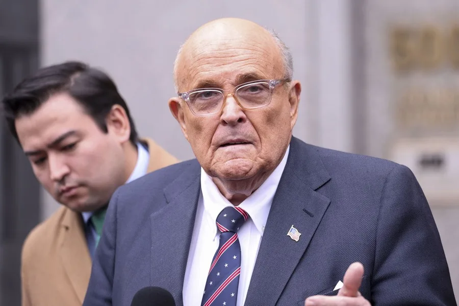 Trump indulta a Rudy Giuliani y otros acusados de intentar revertir las elecciones de 2020 Trump indulta a Rudy Giuliani y otros acusados de intentar revertir las elecciones de 2020