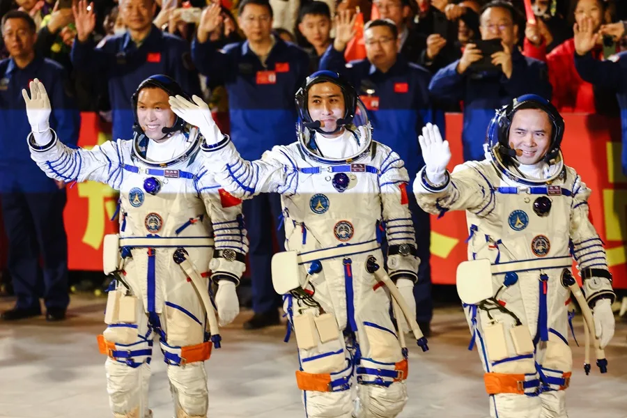 La nave Shenzhou-21 se acopla y sus astronautas ingresan en la estación espacial china Tiangong