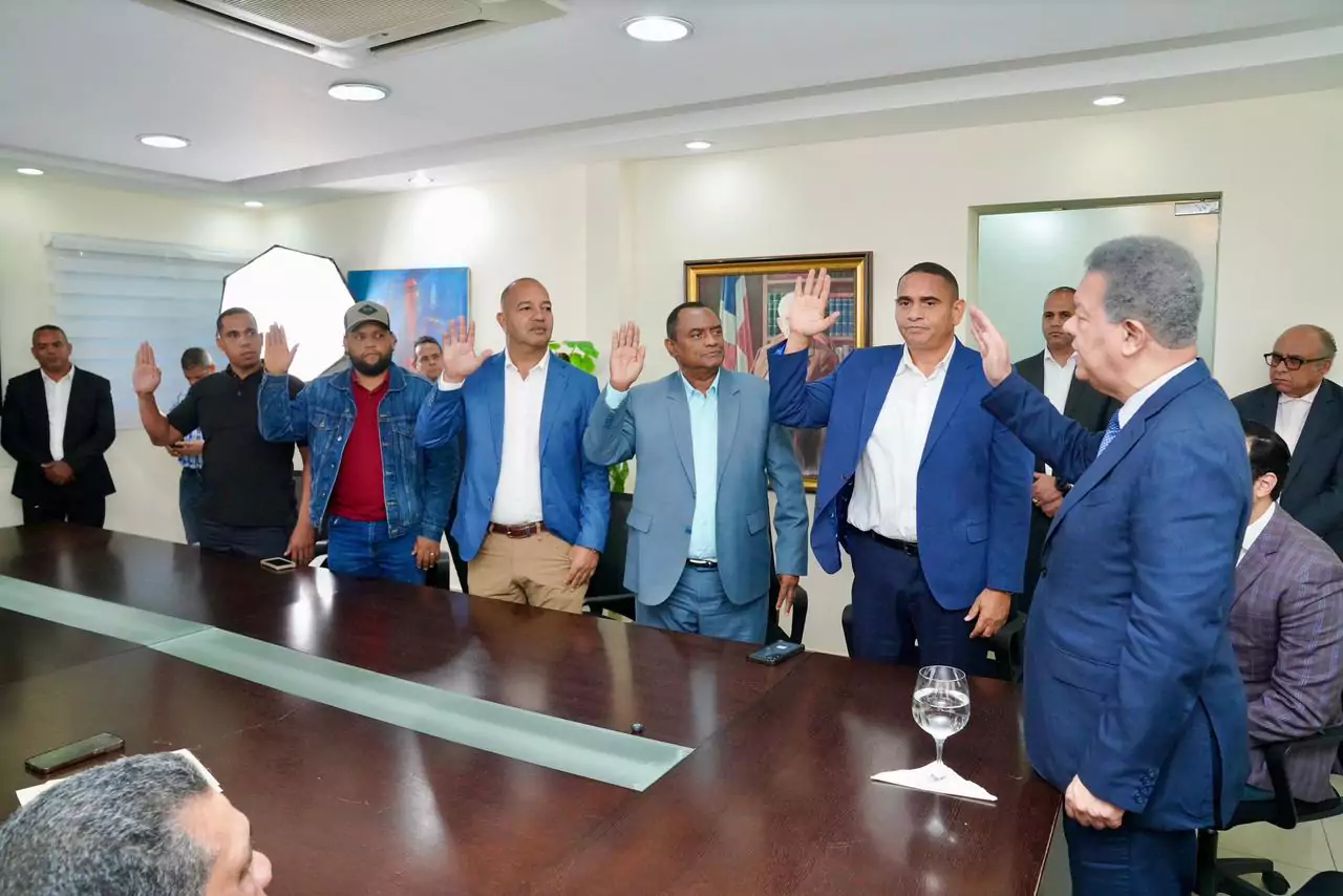 Leonel Fernández juramenta a Bernardo Arroyo y otros dirigentes en la Fuerza del Pueblo