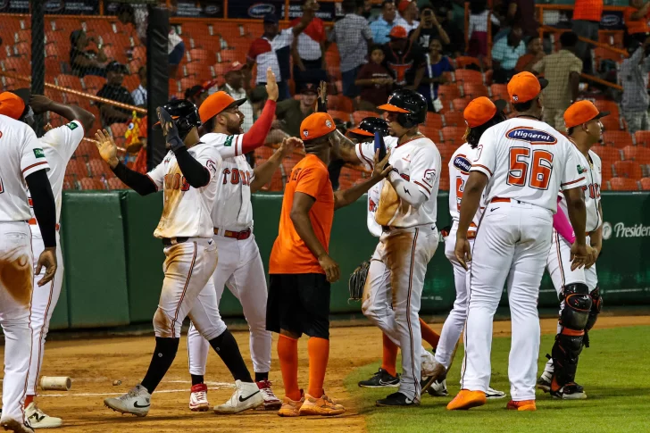 Los Toros, firmes en segundo, se imponen 10-4 ante las Estrellas para extender su racha