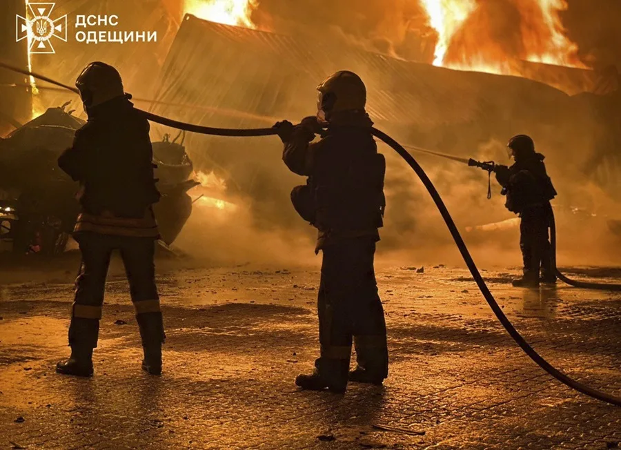 Al menos tres civiles muertos y cuantiosos daños en infraestructuras en un nuevo ataque masivo ruso contra Ucrania