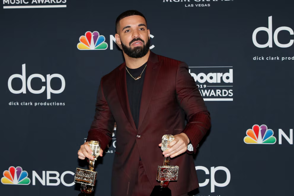 Drake enfrenta acusaciones por miles de millones de reproducciones falsas en una demanda colectiva contra Spotify