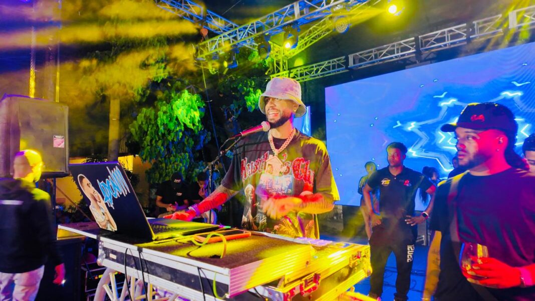 DJ Adoni cierra con energía el primer concierto “Reconocidos en Navidad” en el Ensanche Espaillat DJ Adoni cierra con energía el primer concierto “Reconocidos en Navidad” en el Ensanche Espaillat