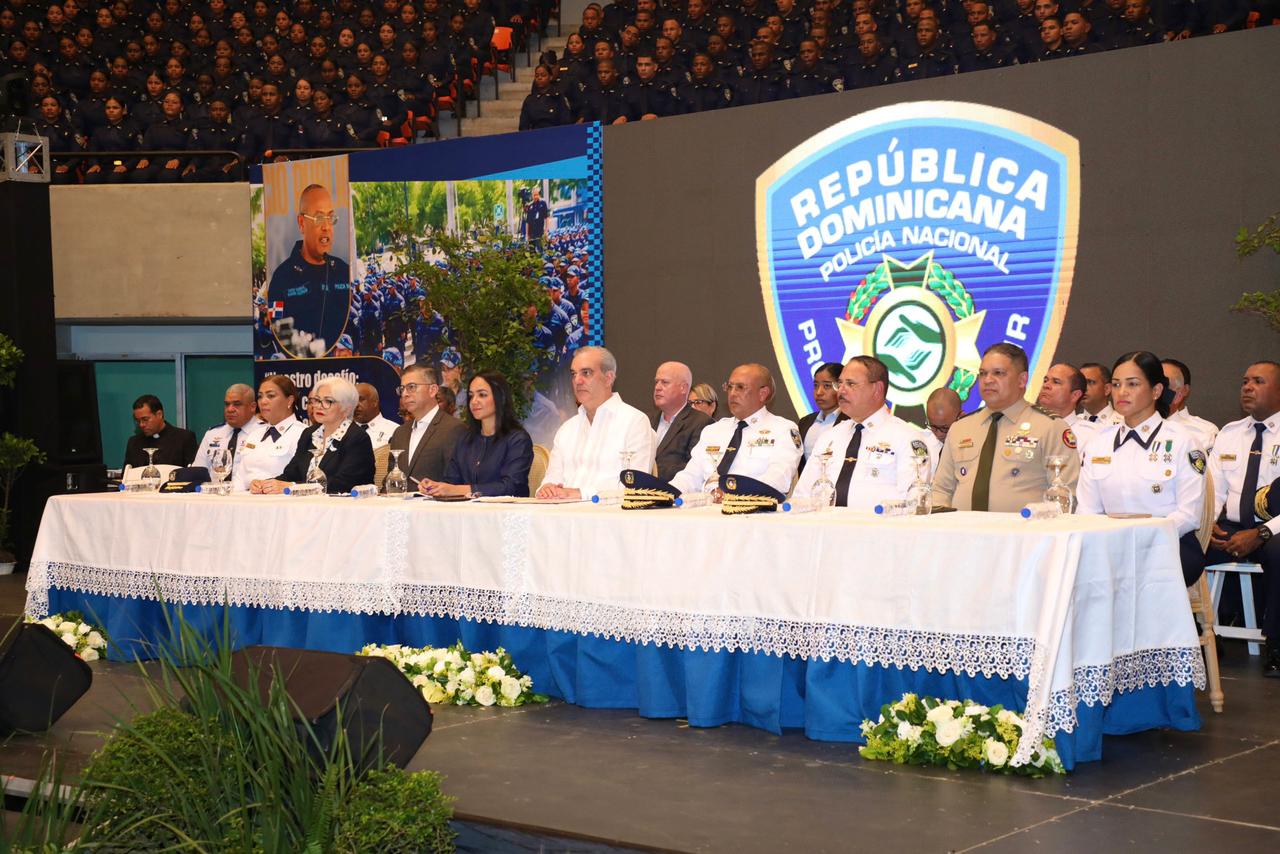 Presidente Abinader juramenta 2,421 nuevos agentes, con ello suman 6,500 policías formados en el marco de la Reforma Policial Presidente Abinader juramenta 2,421 nuevos agentes, con ello suman 6,500 policías formados en el marco de la Reforma Policial