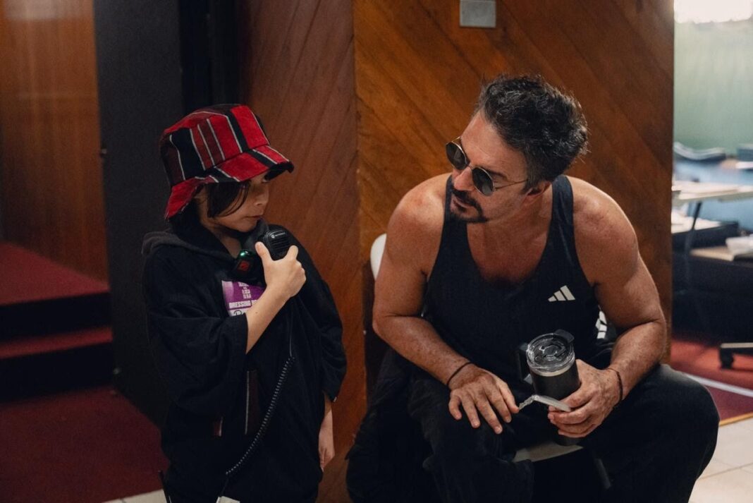 Ricardo Arjona cumple el sueño de un niño guatemalteco de ser su productor
