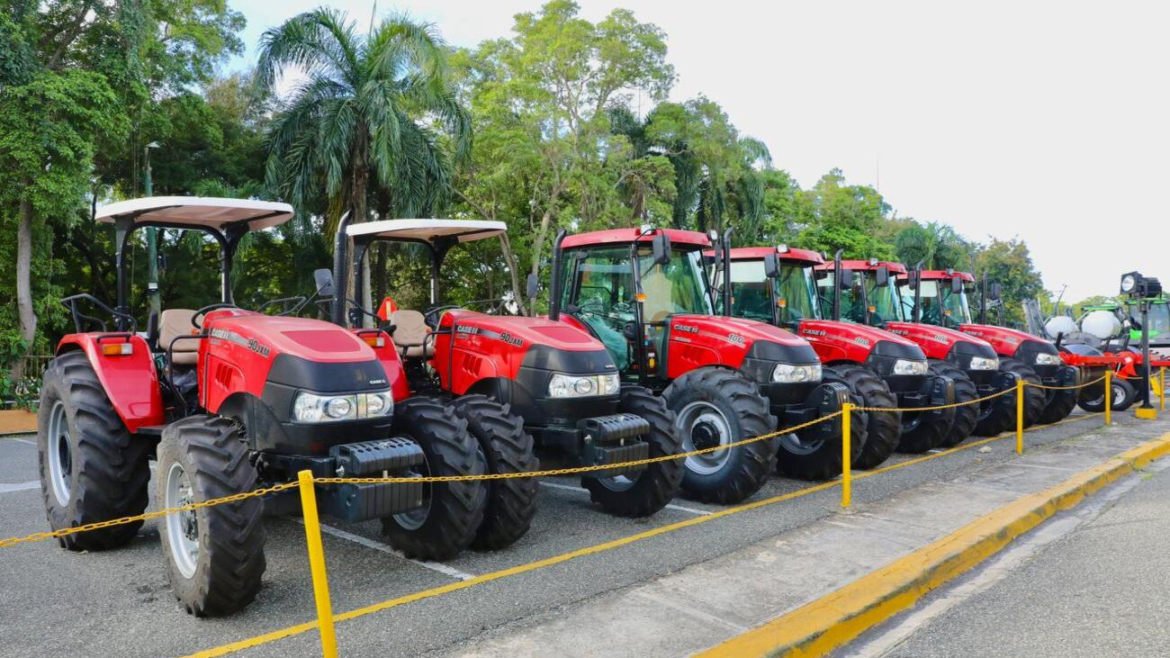Presidente Abinader entrega maquinarias modernas para reducir mano de obra extranjera e impulsar mecanización del campo Presidente Abinader entrega maquinarias modernas para reducir mano de obra extranjera e impulsar mecanización del campo