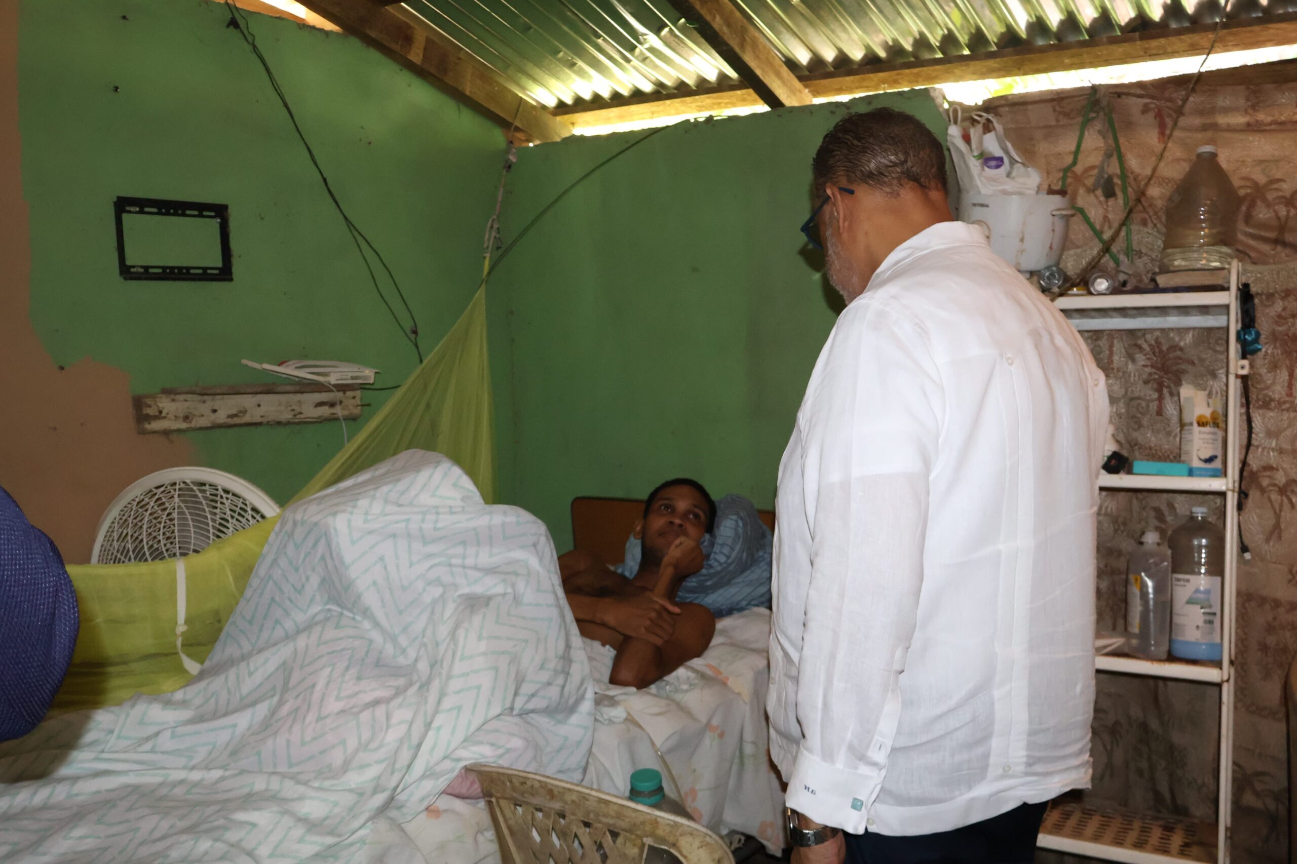 Director Desarrollo de la Comunidad visita joven con discapacidad en Los Alcarrizos; le entrega ayuda