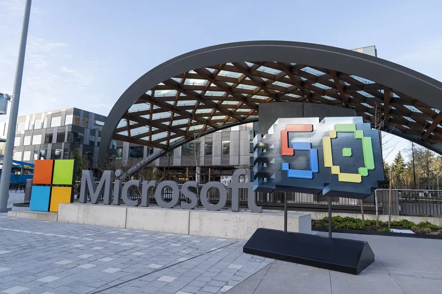 Microsoft invertirá 15.200 millones dólares en Emiratos Árabes Unidos y consigue licencia para exportar chips