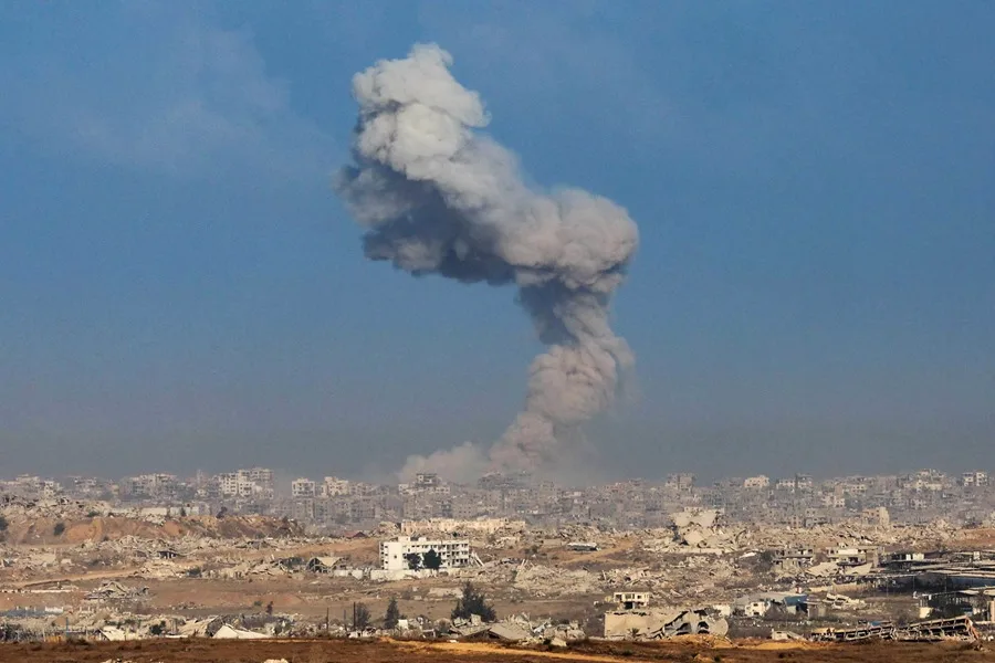 Israel lanza una oleada de bombardeos en toda Gaza y mata al menos a 14 personas Israel lanza una oleada de bombardeos en toda Gaza y mata al menos a 14 personas