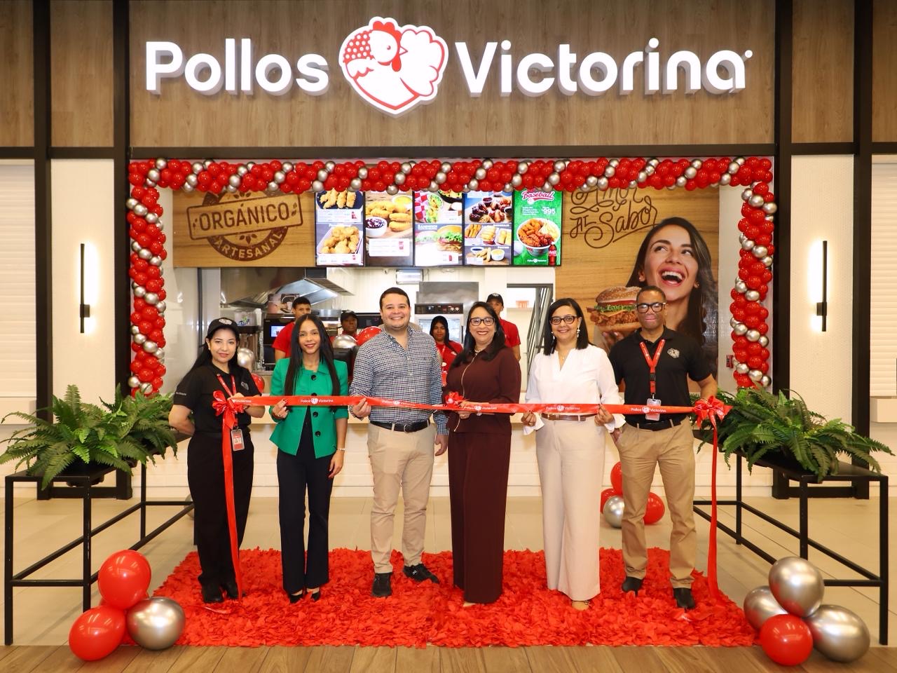 Pollos Victorina inaugura nueva sucursal en Ágora Santiago Center y refuerza su presencia en el Cibao