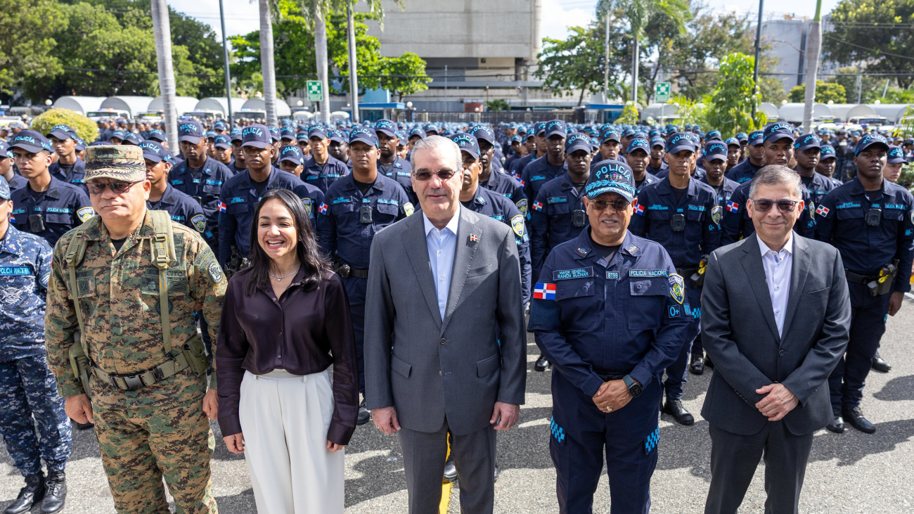 Presidente Abinader pone en marcha “Navidad con Garantía de Paz 2.0”, con despliegue de cerca de 28,000 agentes Presidente Abinader pone en marcha “Navidad con Garantía de Paz 2.0”, con despliegue de cerca de 28,000 agentes