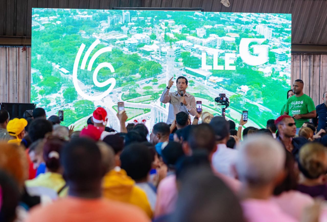 Omar Fernández lleva agasajos navideños al DN y otras provincias del país