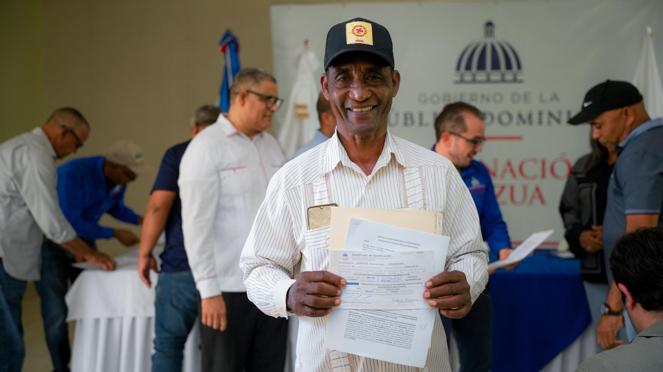 Treinta y seis productores de Azua reciben más de RD 20 millones para tecnificar sus predios