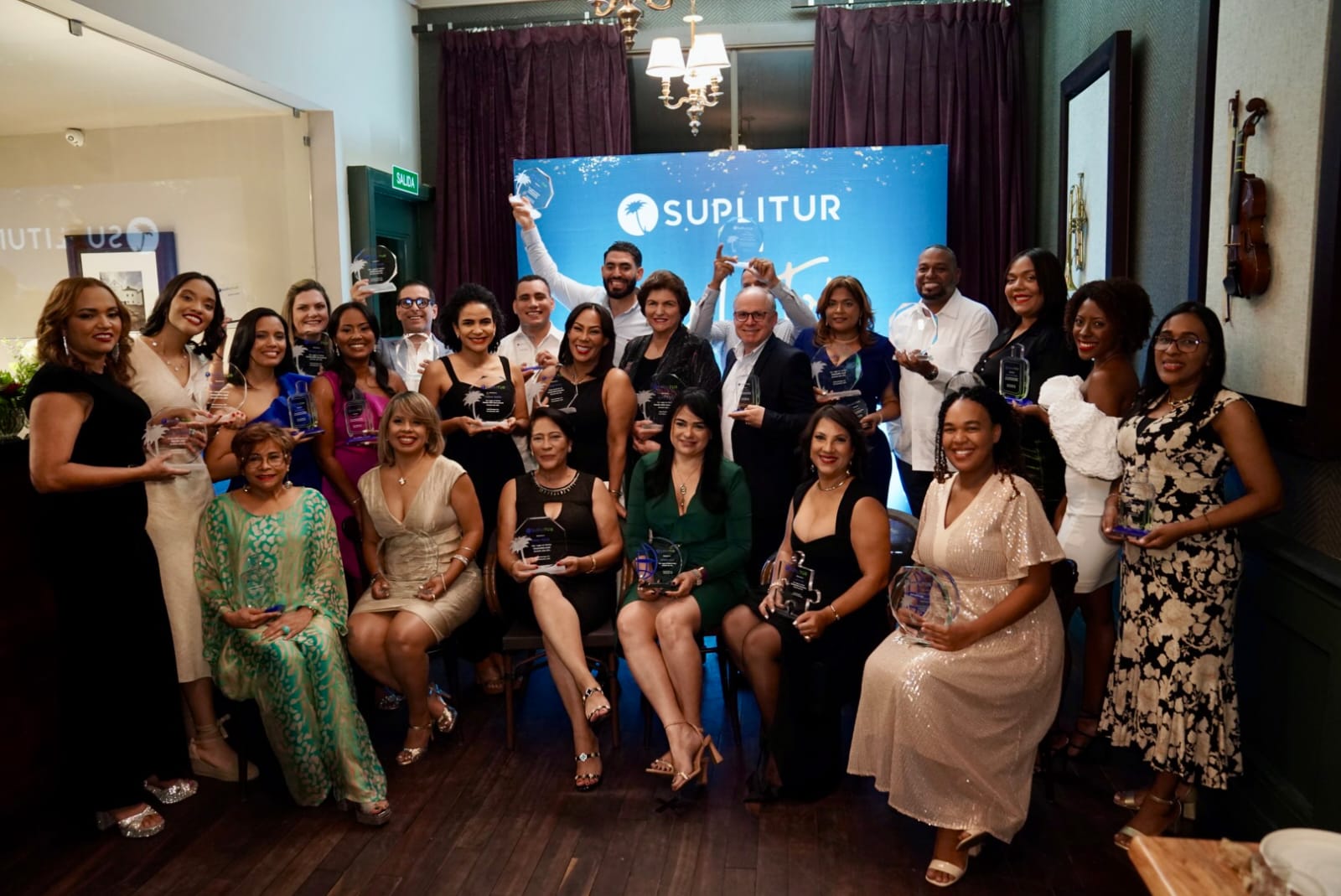 Suplitur celebra el Suplitop 2025 y reconoce el crecimiento y la evolución de sus Supliagentes. Suplitur celebra el Suplitop 2025 y reconoce el crecimiento y la evolución de sus Supliagentes.