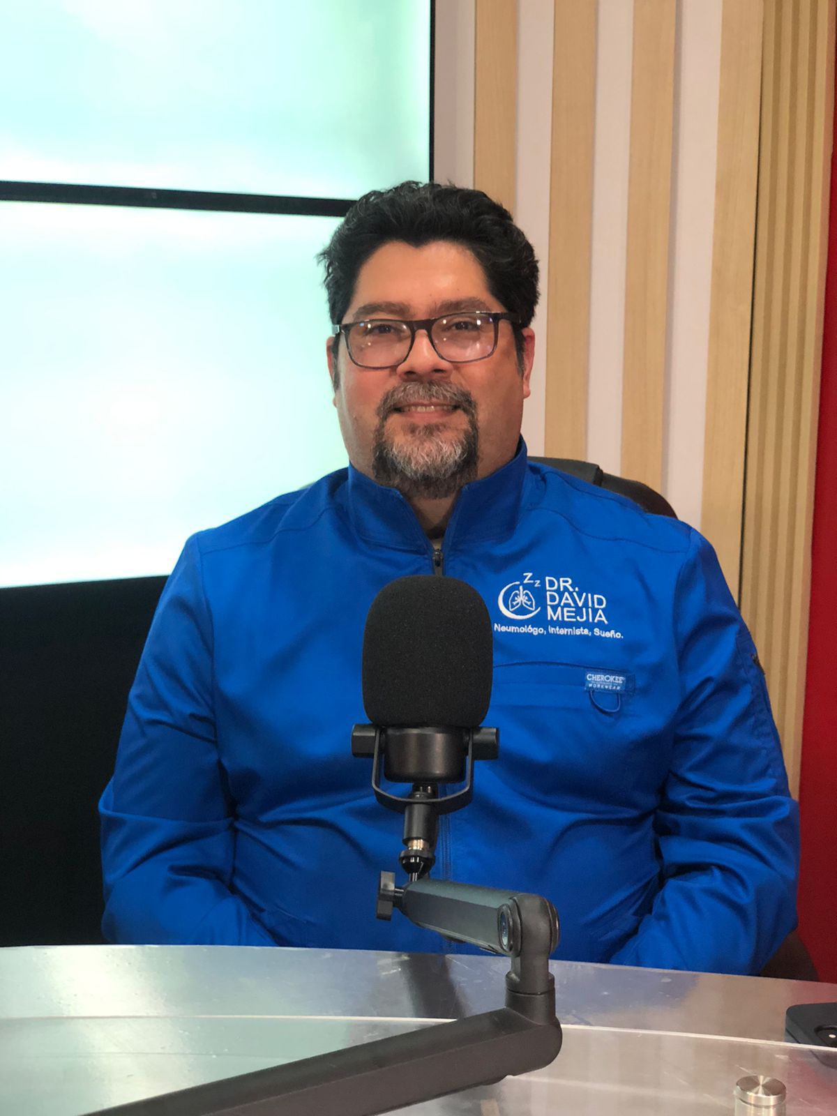 El Dr. David Mejía Alerta sobre los Peligros del Vaper y Hookah para la Salud de la Juventud