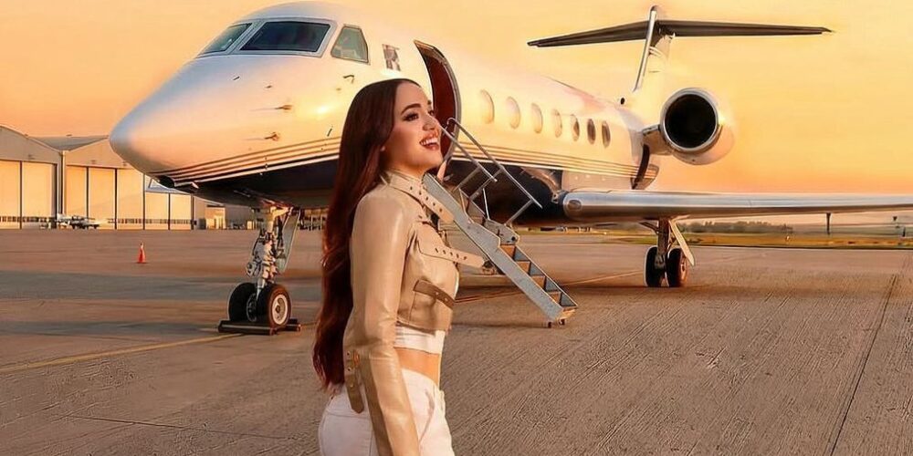 En medio de rumores de separación, Karen Yapoort presume avión privado