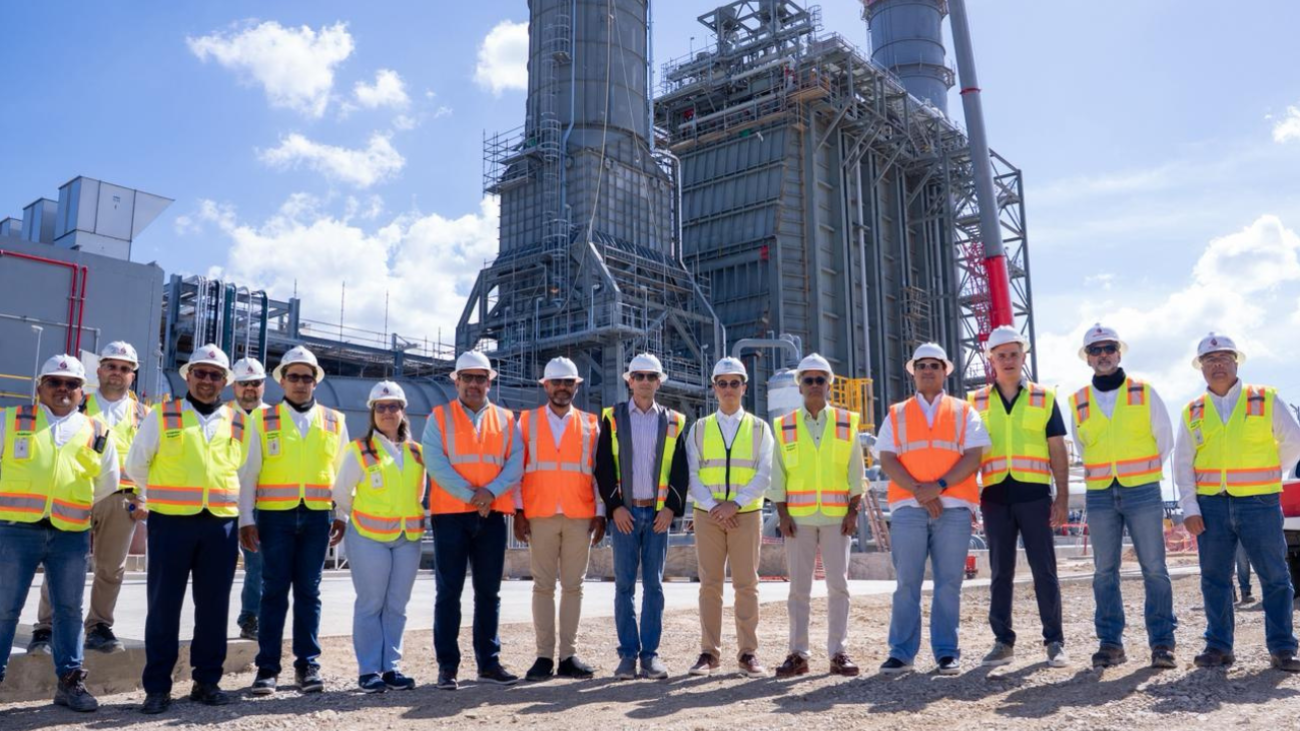 Ministro Joel Santos supervisa avances de la planta de ciclo combinado “Energía 2000”, que aportará 414 MW al SENI Ministro Joel Santos supervisa avances de la planta de ciclo combinado “Energía 2000”, que aportará 414 MW al SENI