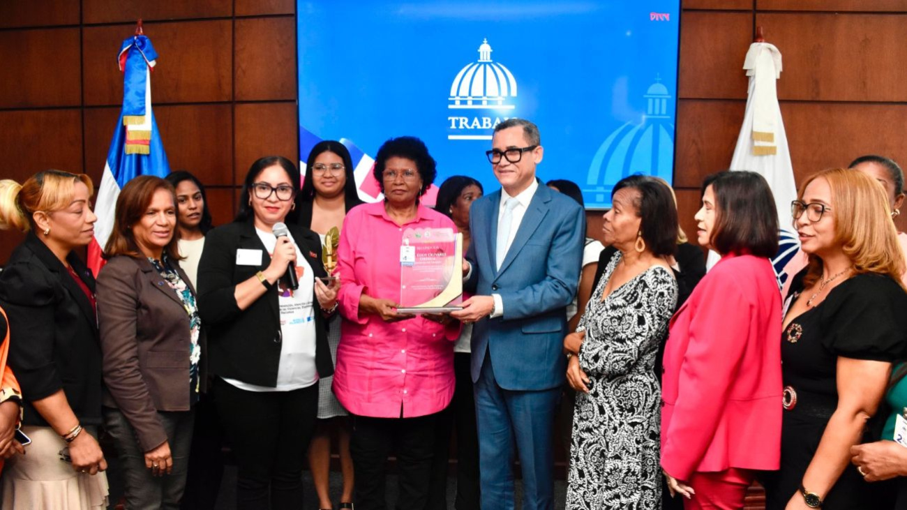 Ministro de Trabajo recibe reconocimiento por impulsar la igualdad y los derechos laborales de las mujeres Ministro de Trabajo recibe reconocimiento por impulsar la igualdad y los derechos laborales de las mujeres