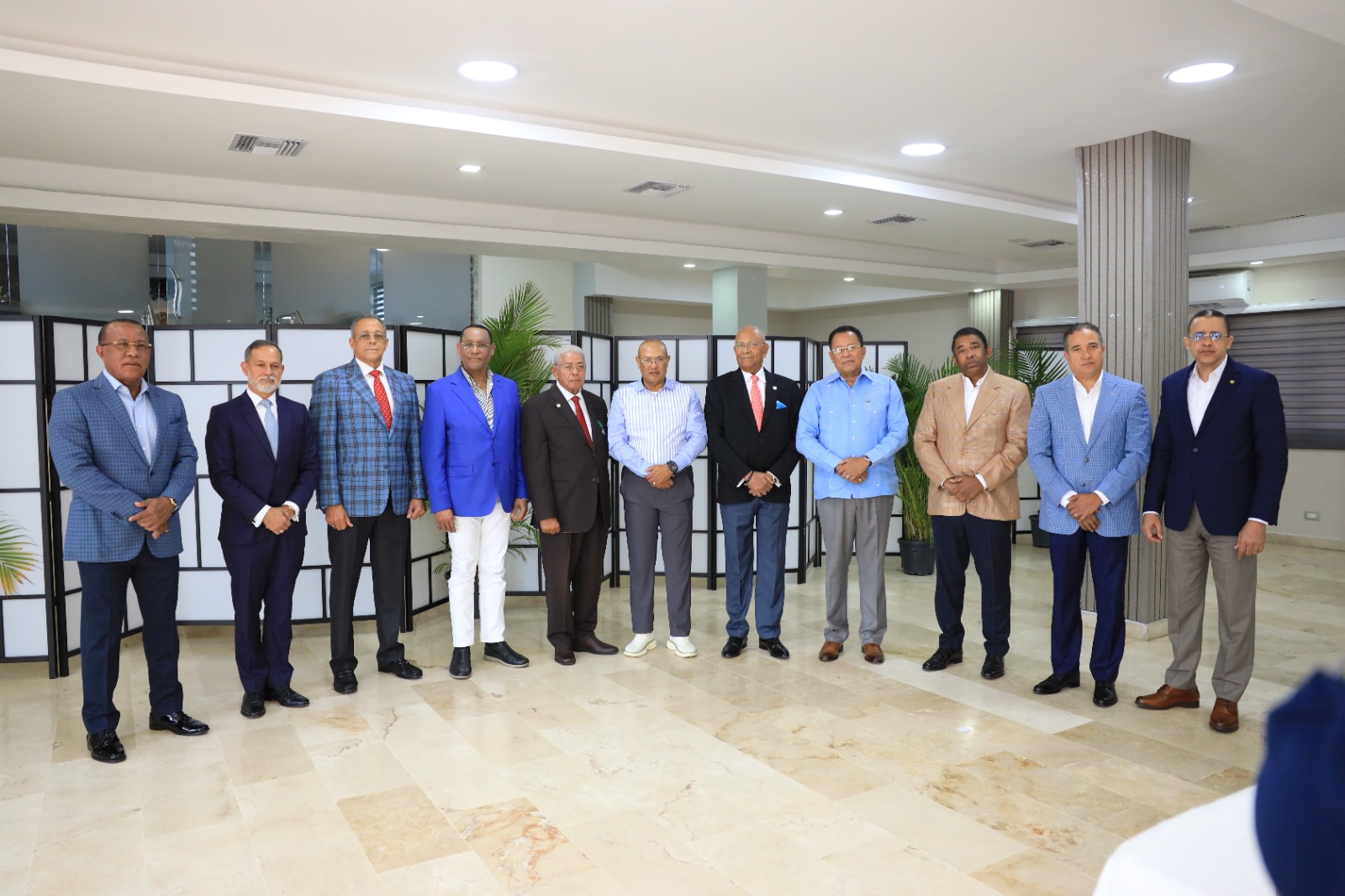 Mayor general Guzmán Peralta organiza encuentro histórico que honra el legado policia