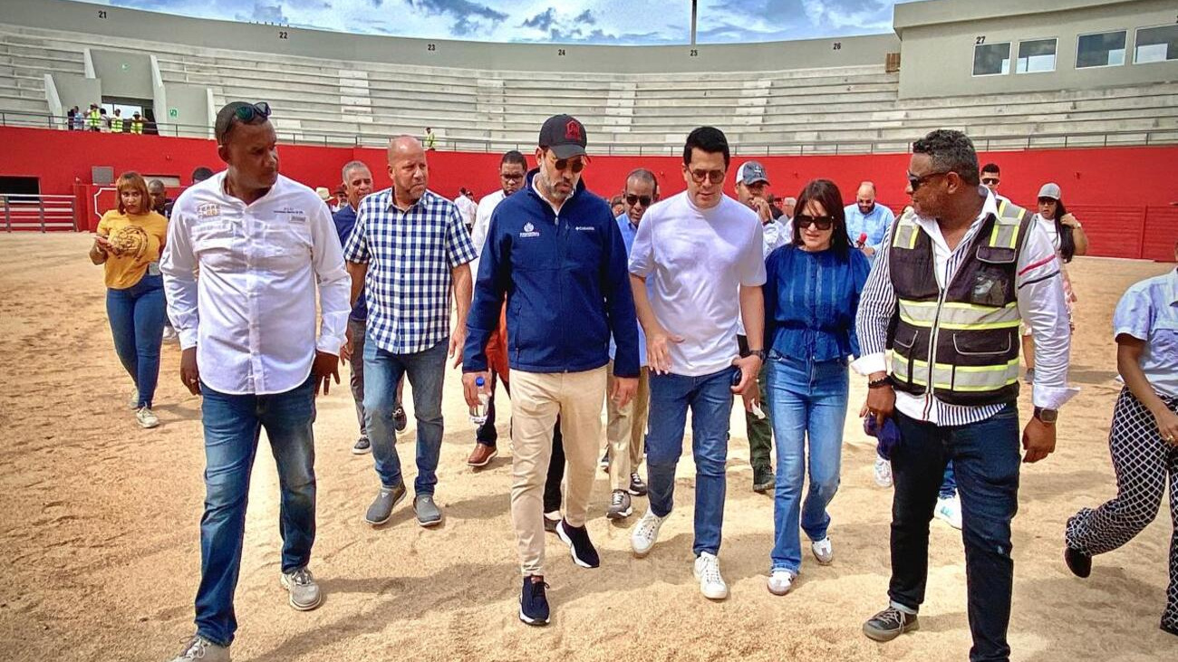 Ministro Collado supervisa trabajos en la plaza cultural seibana y anuncia será entregada en diciembre Ministro Collado supervisa trabajos en la plaza cultural seibana y anuncia será entregada en diciembre