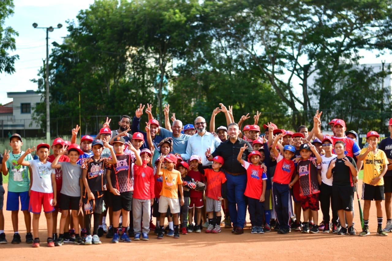 INEFI remoza play de la Liga Añeja de San Francisco de Macorís INEFI remoza play de la Liga Añeja de San Francisco de Macorís