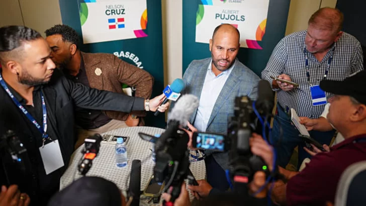 Dan la bienvenida a Albert Pujols a su organización Dan la bienvenida a Albert Pujols a su organización