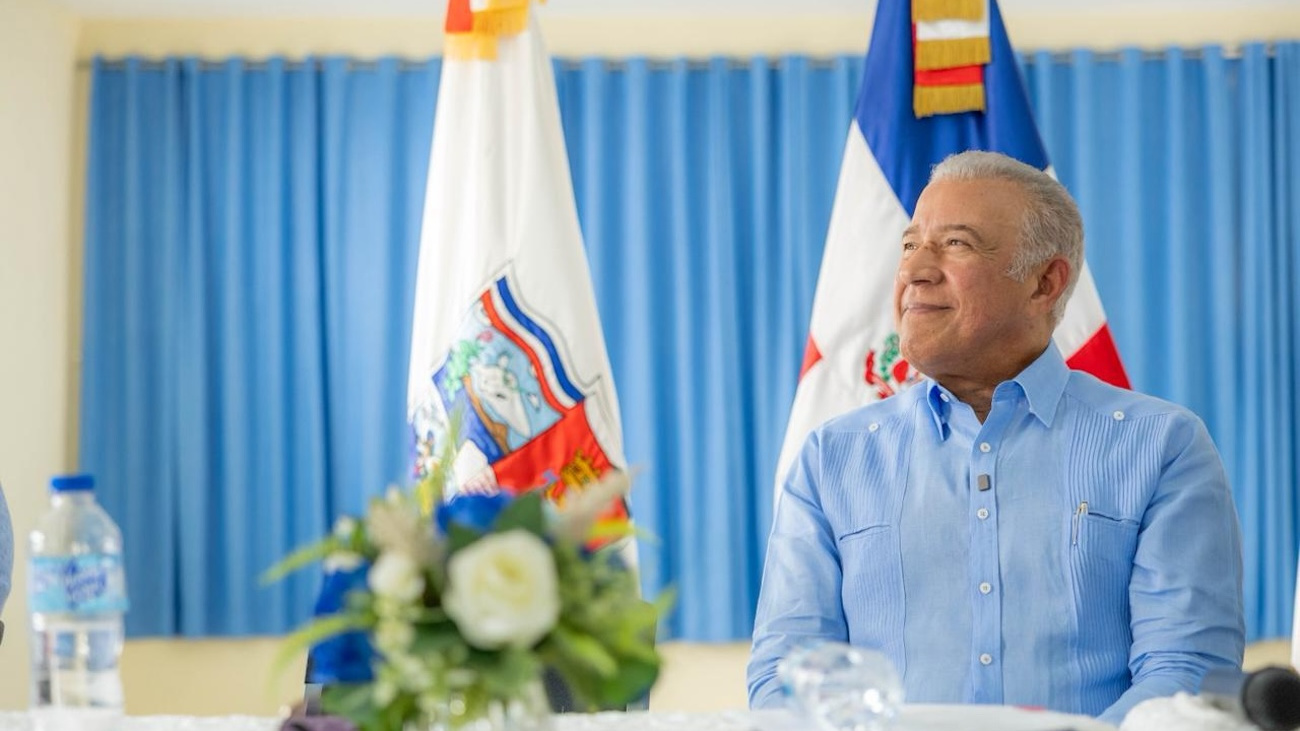 Ministro Bautista entrega camiones compactadores y cheque para obra comunitaria en Santo Domingo Este