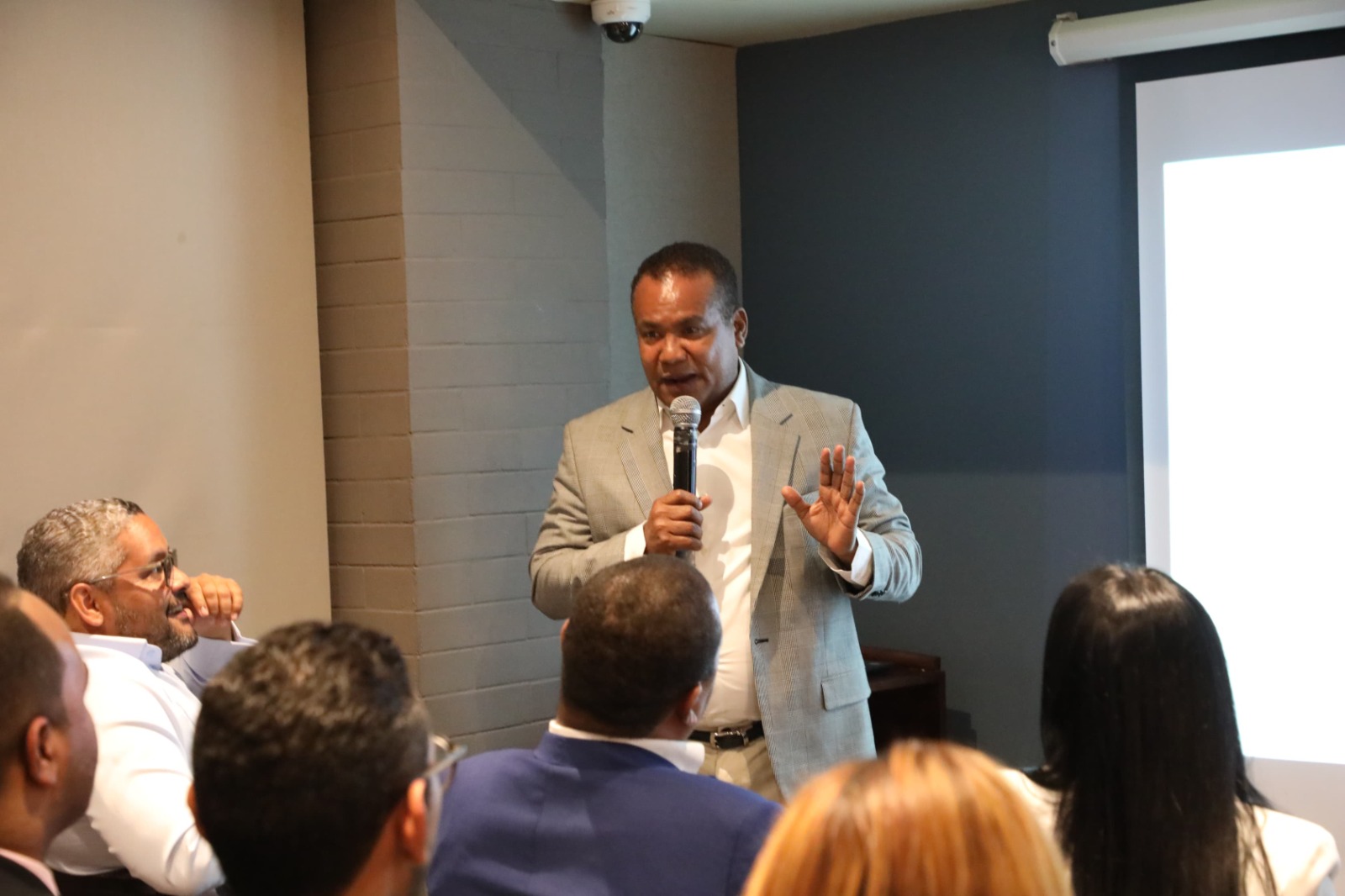 Movimiento Nuevos Tiempos califica de “traición” a Abinader y al pueblo lo sucedido en Senasa