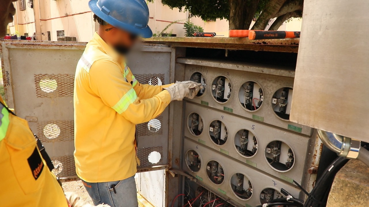 Edeeste llama a denunciar brigadas contratistas que cobren dinero para brindar servicio eléctrico Edeeste llama a denunciar brigadas contratistas que cobren dinero para brindar servicio eléctrico