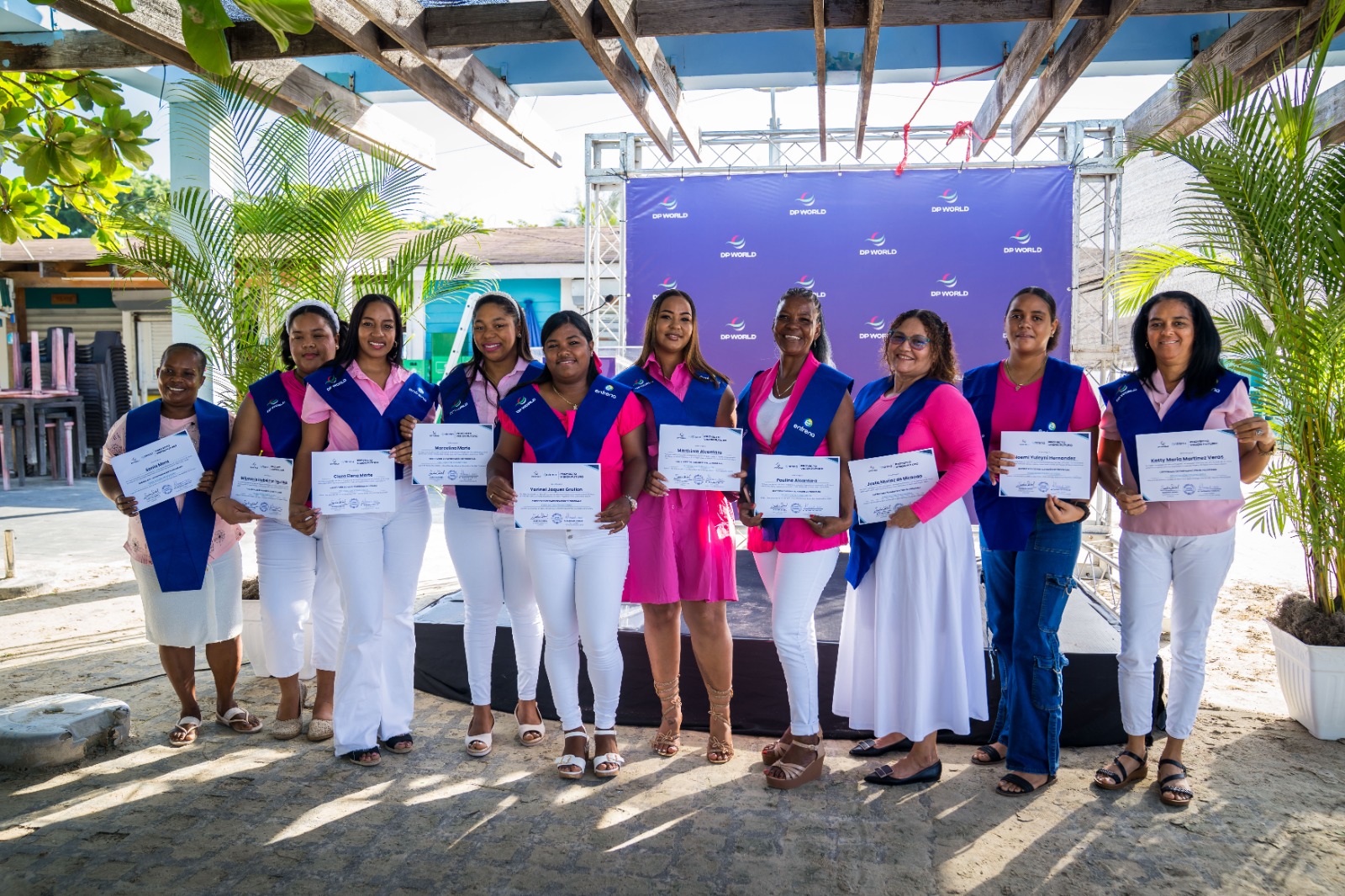 World invierte más de RD$1.2 millones para transformar la economía de Boca Chica: 59 microempresarios y jóvenes se gradúan en programa de capacitación