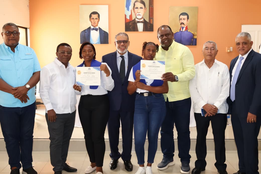 Desarrollo de la Comunidad capacita en barbería y belleza a residentes en Las Matas de Farfán Desarrollo de la Comunidad capacita en barbería y belleza a residentes en Las Matas de Farfán