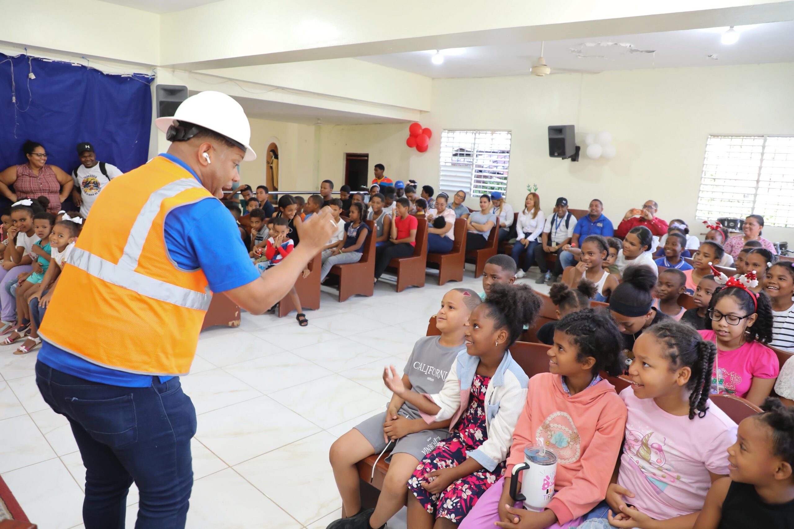 Colaboradores de Edeeste apadrinan con entrega de juguetes a niños del sector Capotillo