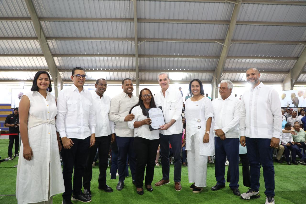 Presidente Abinader entrega 517 de 792 certificados de títulos de propiedad a familias en Neiba Presidente Abinader entrega 517 de 792 certificados de títulos de propiedad a familias en Neiba