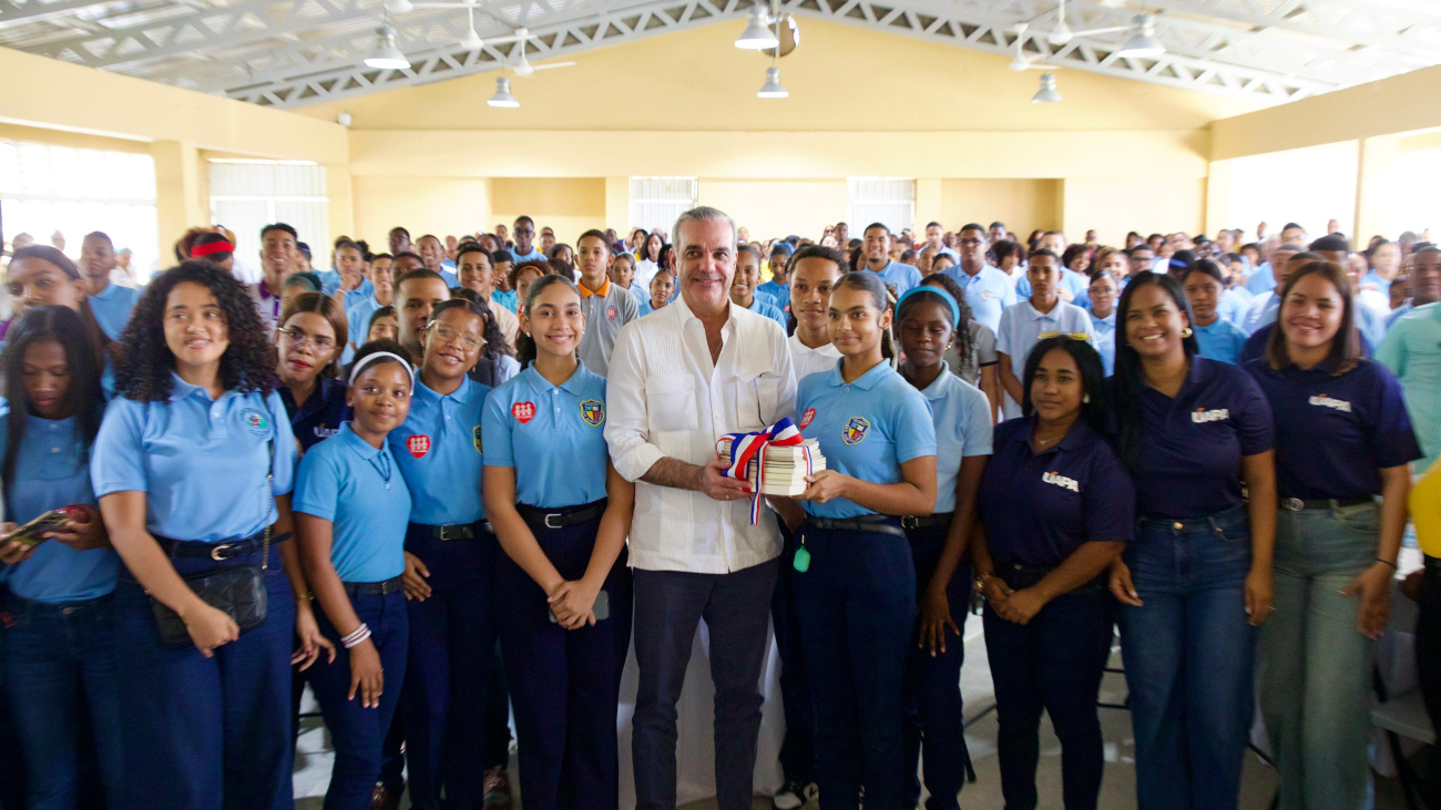 Presidente Abinader impulsa a estudiantes de Neiba a aprovechar las becas que ofrece el Gobierno para su formación universitaria