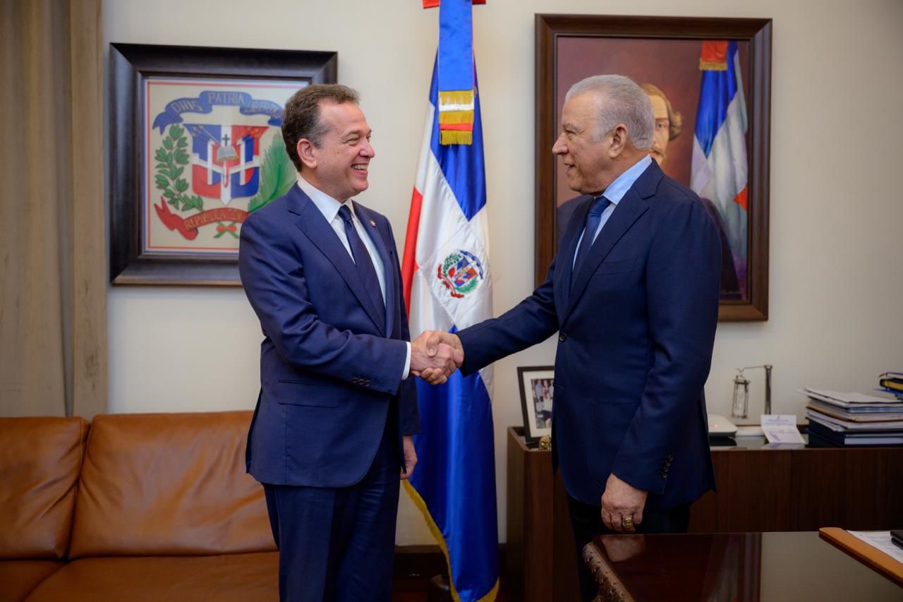 Ministro Andrés Bautista juramenta a Víctor Bisonó al frente del Ministerio de Vivienda