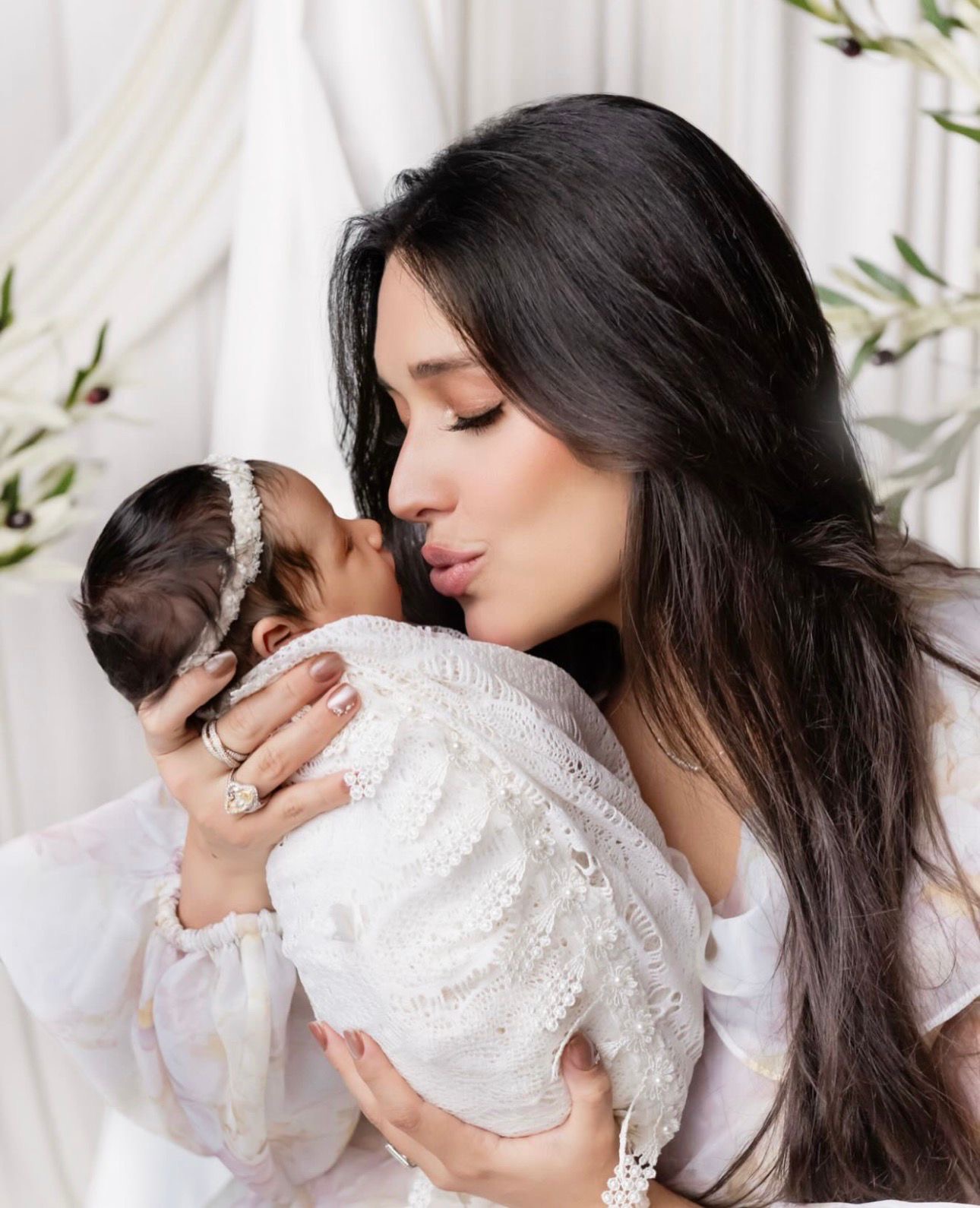 Amelia Vega presenta a su hija Vail Horford Vega al cumplir dos meses de nacida