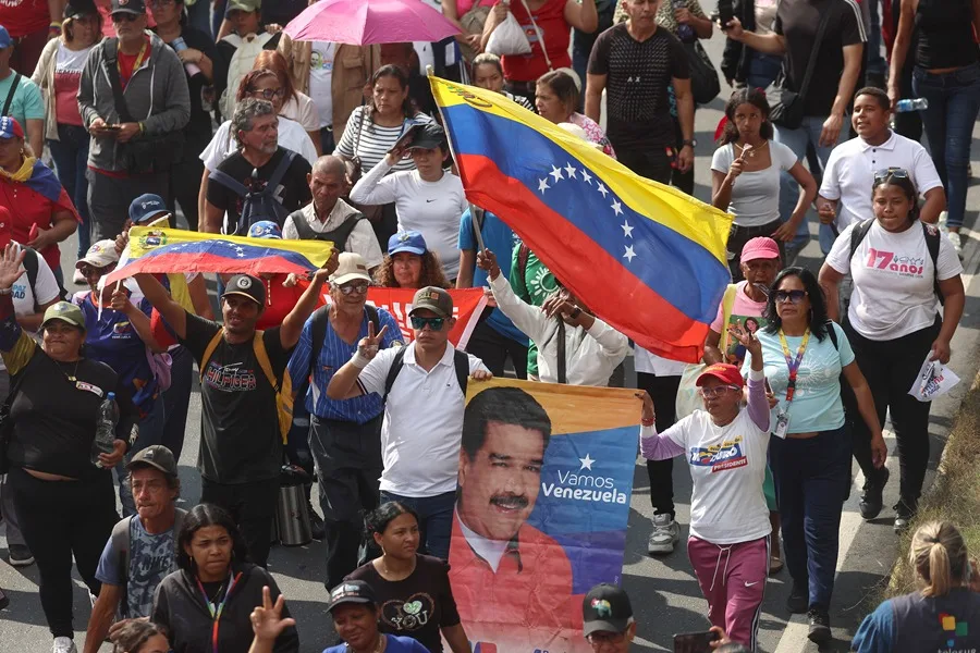 Chavistas y comunas marchan en Caracas por la libertad de Nicolás Maduro y en respaldo a Delcy Rodríguez