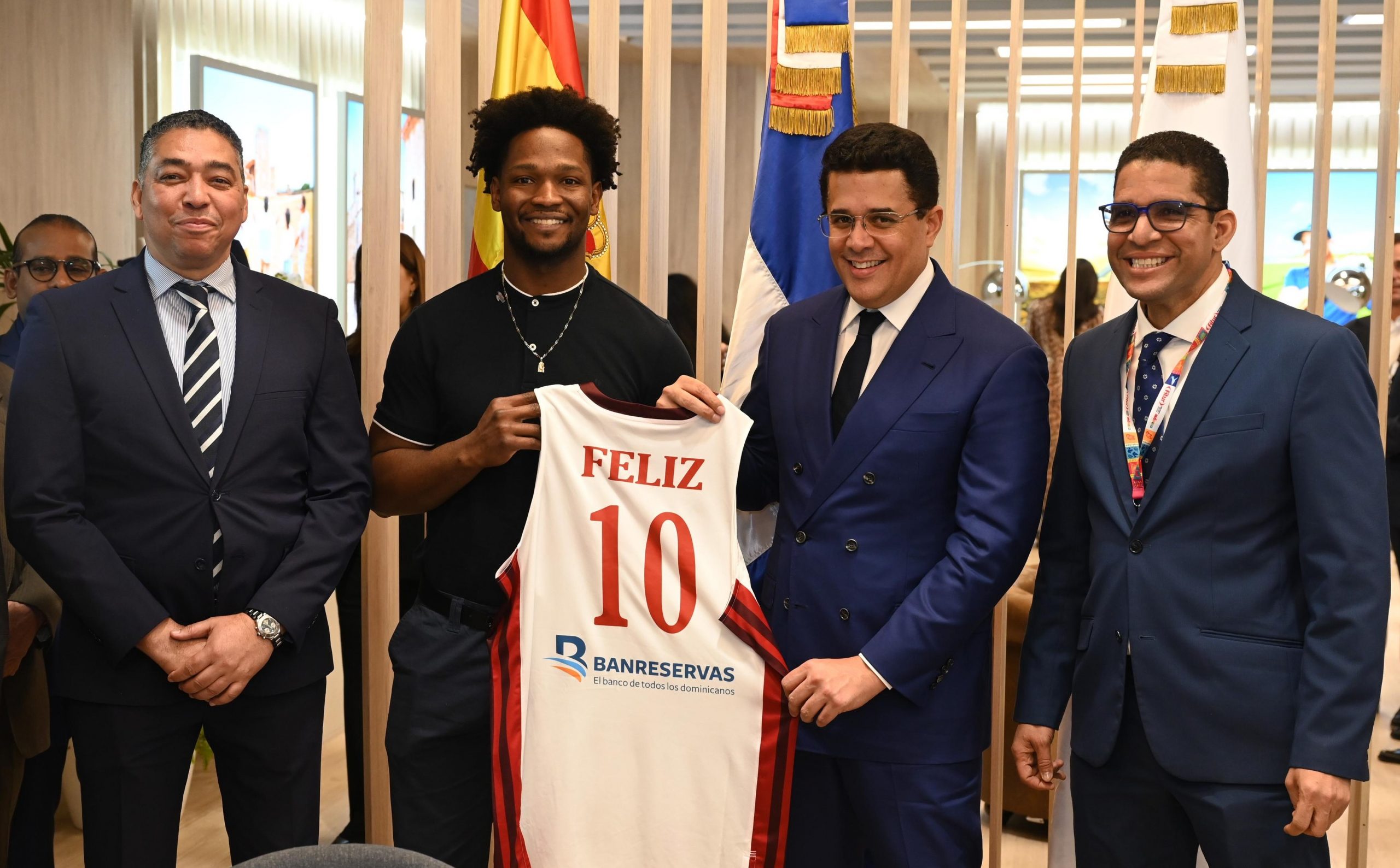 David Collado reconoce ejemplo de los deportistas dominicanos en el extranjero