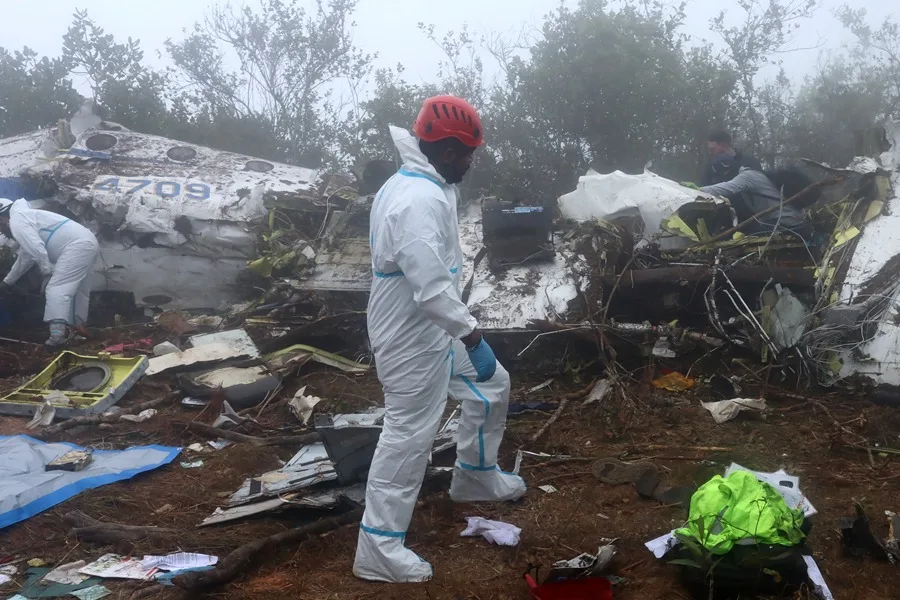 Entre la niebla y arbustos, las autoridades de Colombia buscan respuestas al accidente aéreo