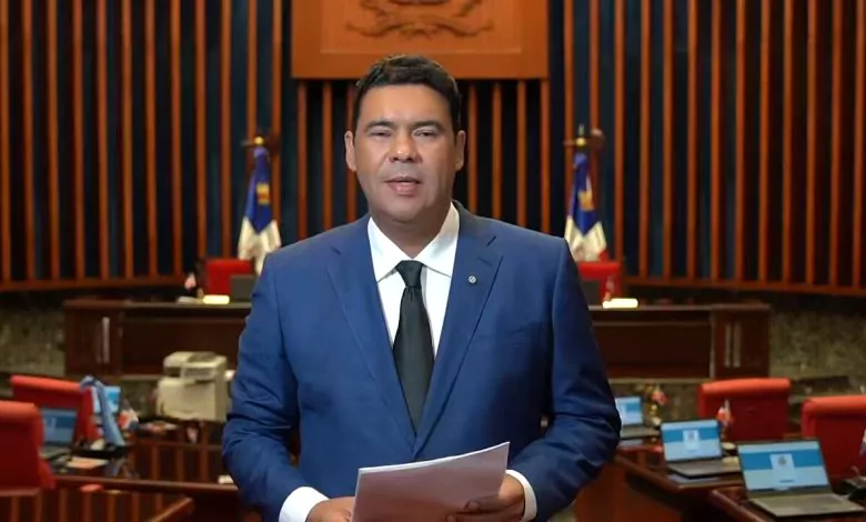 Cholitín plantea eliminar la perención y dar cuatro años completos a los proyectos de ley