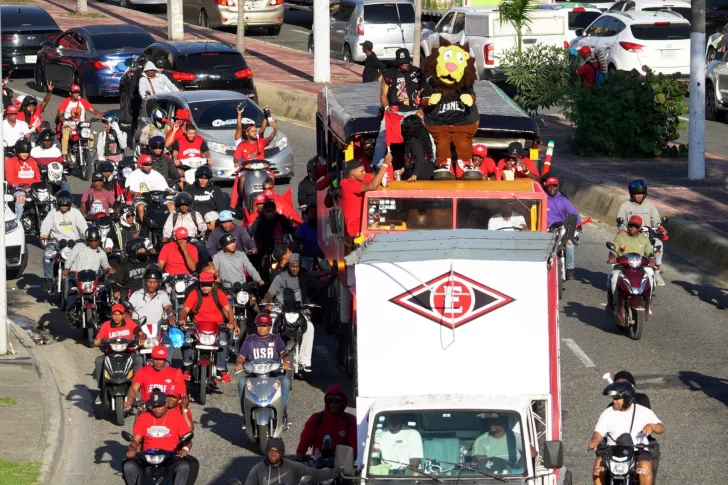 Con caravana triunfal, escogidistas celebran corona 18 en las calles