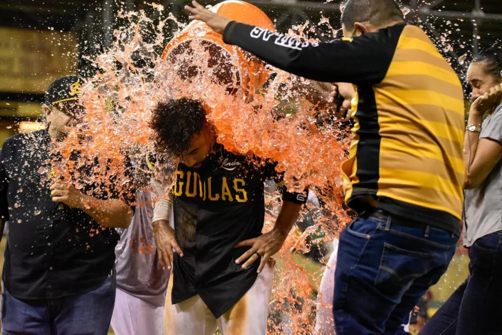 Durán pega el hit de oro que mantiene a las Águilas en segundo al vencer a Gigantes en 11 entradas