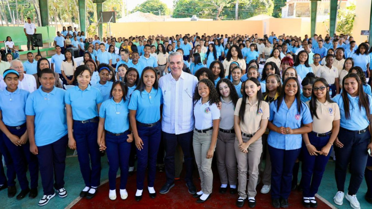 Presidente Abinader exhorta a jóvenes de Dajabón a prepararse para el futuro