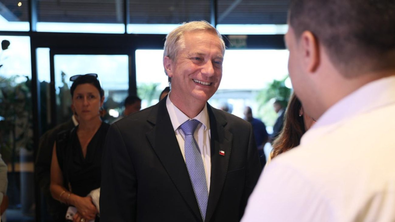 Presidente electo de Chile destaca avances de la República Dominicana en turismo, infraestructura y política migratoria, durante su llegada a Santiago