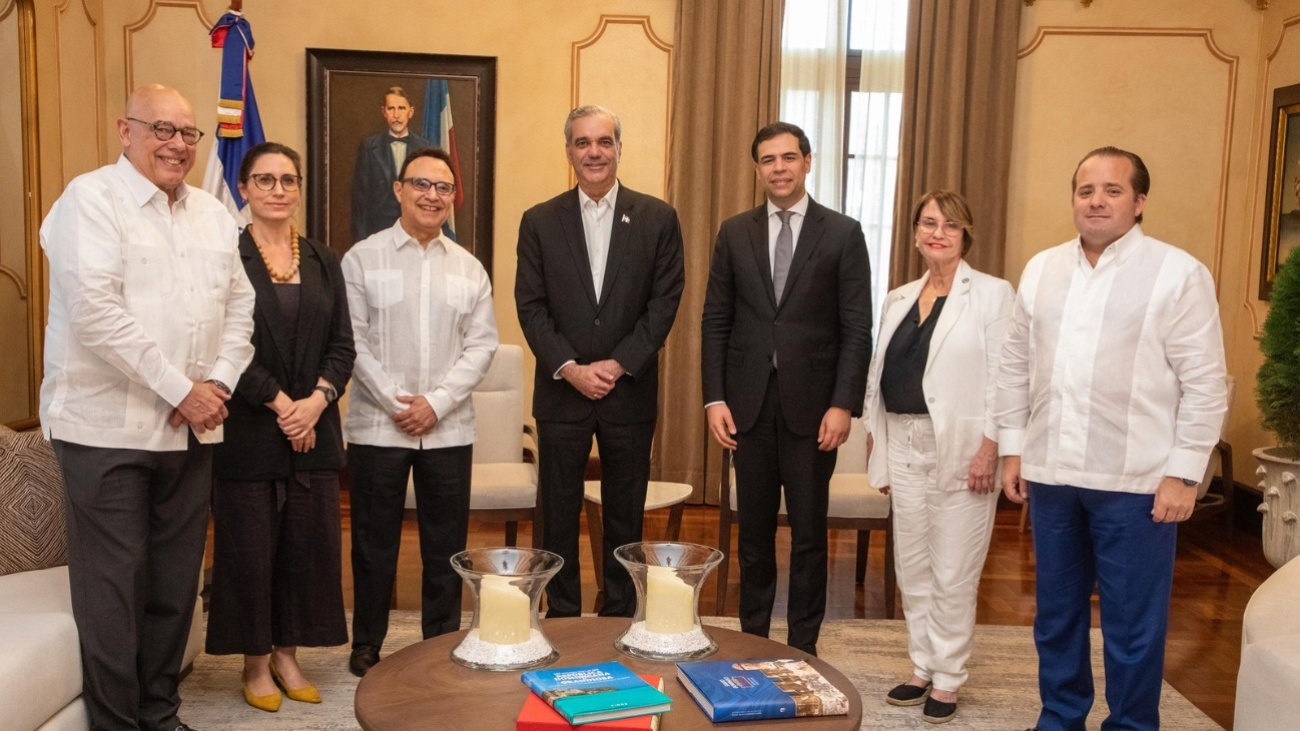 Presidente Abinader recibe a Michel Camilo y autoridades del Berklee College of Music