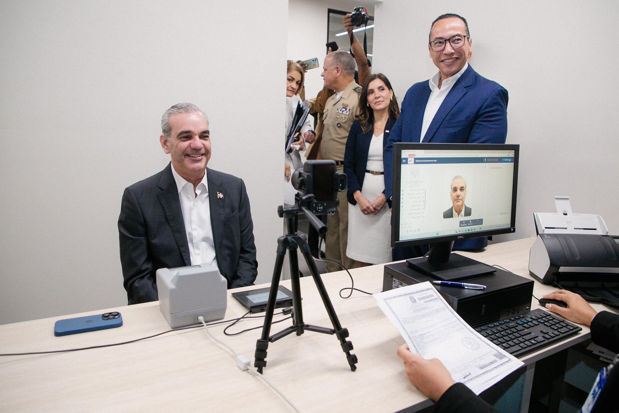 Abinader recibe el nuevo pasaporte electrónico y da inicio a su implementación en el país