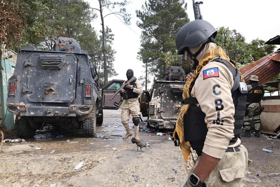 Fuerzas de seguridad de Haití lanzan una operación en el barrio del jefe pandillero conocido como Barbecue
