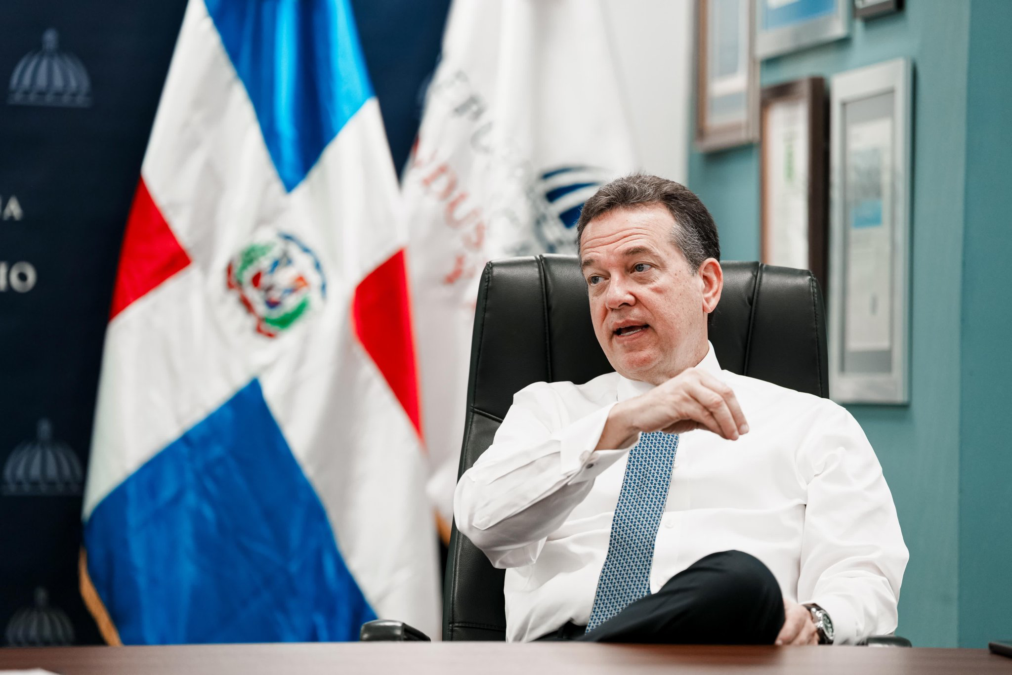 Abinader designa a Víctor “Ito” Bisonó como director honorífico de Infamicasa y nombra nuevos viceministros del Mived