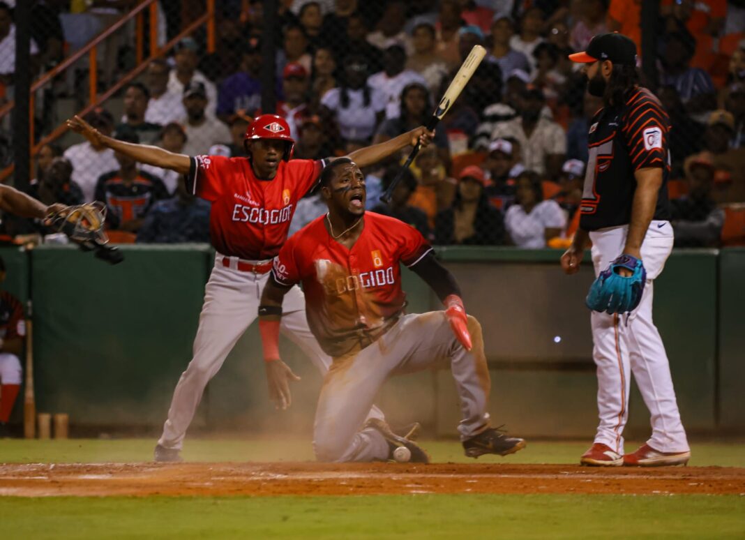 Leones se ponen 2-0 en la final ante Toros impulsados por Yamaico Navarro y Junior Lake