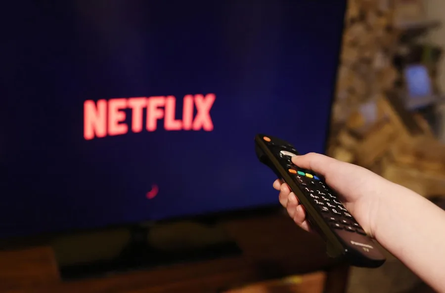Netflix baraja una oferta de compra en efectivo de Warner Bros., según medios Netflix baraja una oferta de compra en efectivo de Warner Bros., según medios